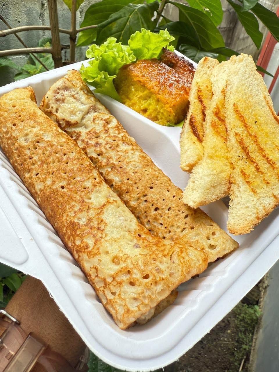 Vers ontbijt van SPF Catering — Surinaamse pannenkoek, gebakken brood en cassavepap in een lunchbox