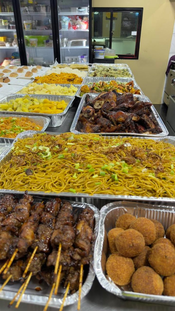Cateringtrays met saté-spiesen en bami